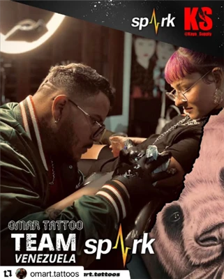 Spark Cartridges szponzora tetoválóművész